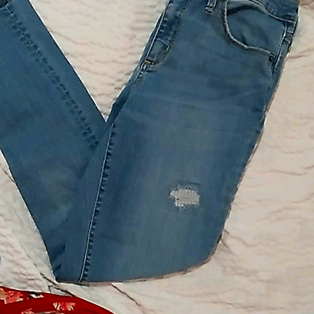 Universal thread distressed jeans